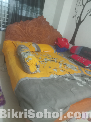 ছয় ফুট বাই সাত ফিট একটি মেহগনি কাঠের খাট এবং দুইটা তোষক